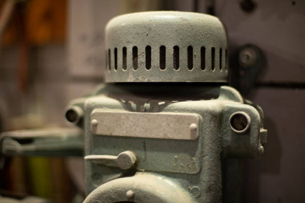 古い電話機の詳細。古い鋼鉄片。無線信号伝送のための機器。 - demodulator ストックフォトと画像