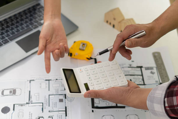 2 engenheiros de canteiros de obras objetos de engenharia no local trabalham com parceiros interativos e nos bastidores apontando plantas e usando um laptop para desenhar projetos de design de edifícios de escritórios. - accuracy instrument of measurement measuring quality control - fotografias e filmes do acervo