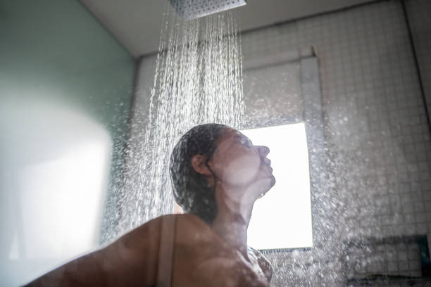 frau, die zu hause duscht - women bathtub bathroom water stock-fotos und bilder