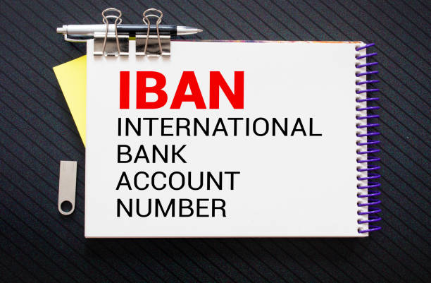 close-up sobre empresário segurando um cartão com mensagem número de conta bancária internacional do iban, imagem de conceito de negócio - iban tribe - fotografias e filmes do acervo