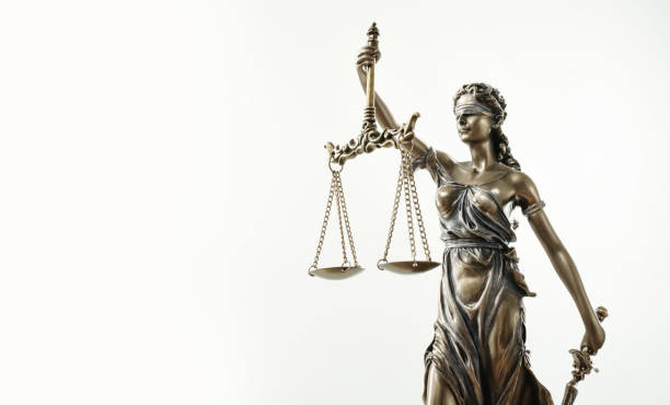 themis statue justice skaliert rechtsanwaltskonzept - gerechtigkeit stock-fotos und bilder