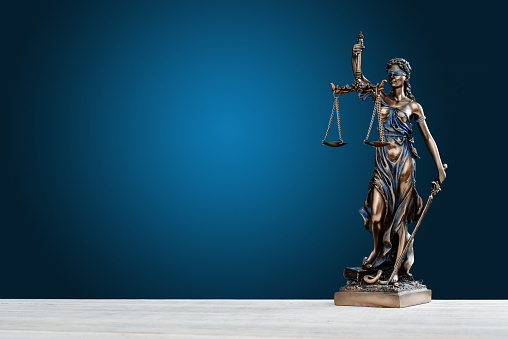 Themis Estatua justicia escalas ley abogado de negocios concepto photo