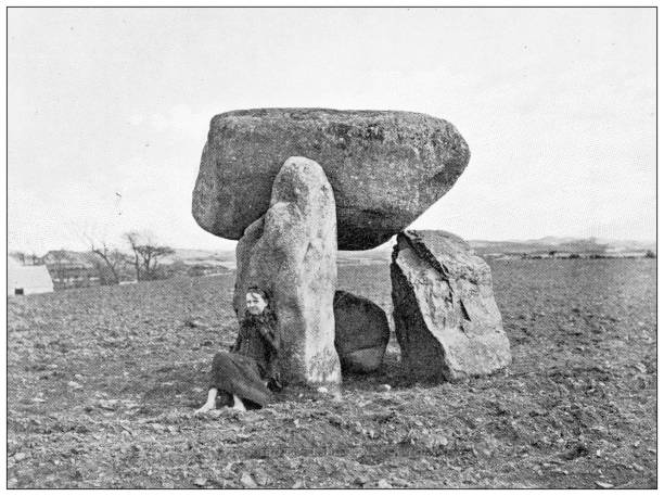 античные фотографии путешествий ирландии: кельтская гробница, ньюкасл - newcastle stock illustrations