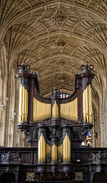 organ in kings college chapel - fan vaulting imagens e fotografias de stock