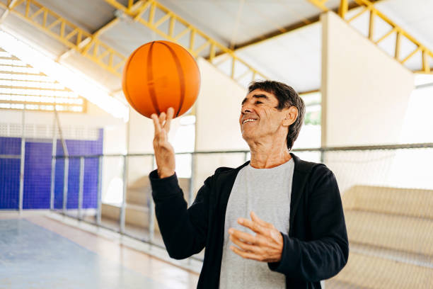 노년기의 신체 활동. 농구를 하는 70대 남자. 라틴계 노인 신체 활동을 연습 - superior court 뉴스 사진 이미지