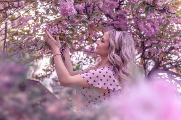 linda mulher em magnólia rosa - sweet magnolia tree blossom white - fotografias e filmes do acervo