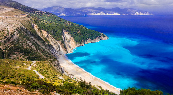 Bahía de Myrtos - una de las playas más bellas de Grecia con mar turquesa. Cefalonia (cefalonia) Isla griega jónica photo