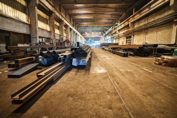 scatto grandangolare della vecchia fabbrica di lavorazione dei metalli lunga - single line metal industry construction foto e immagini stock