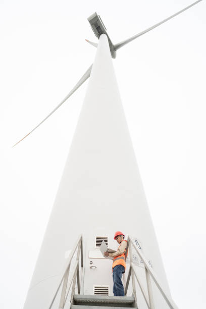 un jeune ingénieur asiatique travaille sur l’énergie éolienne. - engineer wind turbine alternative energy energy photos et images de collection