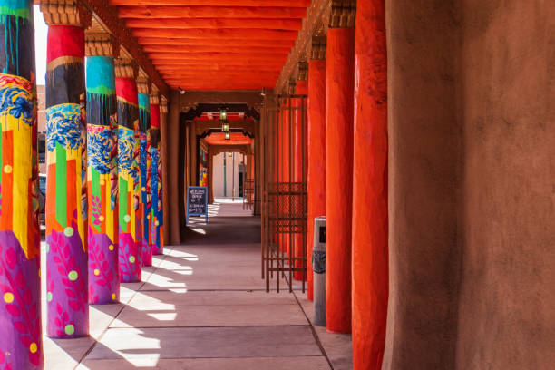 colonnes peintes de couleurs vives sur la place de santa fe, nouveau-mexique - santa fe new mexico photos et images de collection