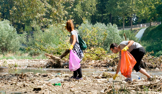 istock Volunteers cleaning river on sunny day 1385995501