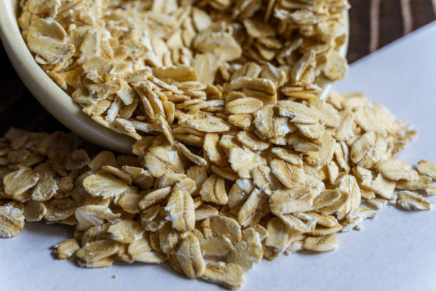 아침 식사에 대 한 플레이크 귀리. 건강한 음식 - granola cereal breakfast stack 뉴스 사진 이미지
