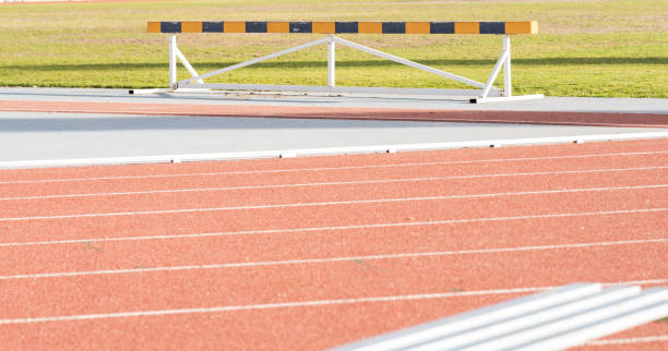 прыжки с препятствиями на легкоатлетической дорожке, а не люди - hurdle the olympic games hurdling athlete стоковые фото и изображения