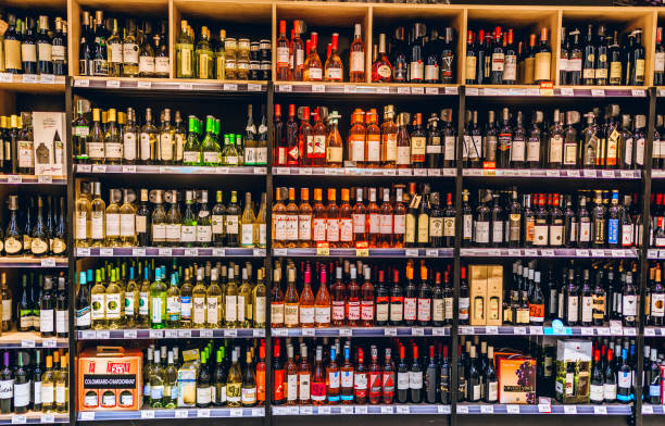 magasin de vins et spiritueux - liqueur photos et images de collection