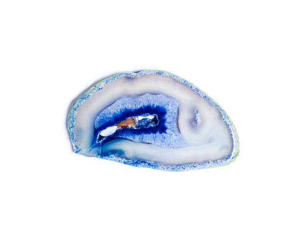 Cross section of blue agate crystal isolated on white background, natural slice mineral stone macro closeup, agate crystal surface, beautiful gemstone top view. Precious stone bright white blue color sección transversal de cristal de ágata azul aislado sobre fondo blanco, macro primer plano de piedra mineral de rebanada natural, superficie de cristal de ágata, hermosa vista superior de piedra preciosa. piedra preciosa de color brillante