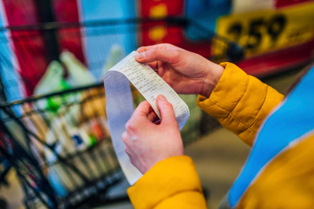 checking receipt after payment - boodschappen stockfoto's en -beelden