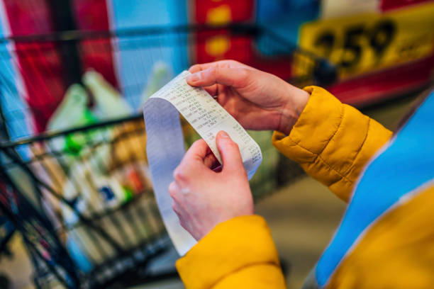 checking receipt after payment - mercearia imagens e fotografias de stock