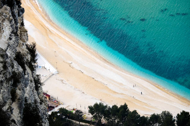 park przyrody conero: zatoka portonovo z góry - morze adriatyckie zdjęcia i obrazy z banku zdjęć