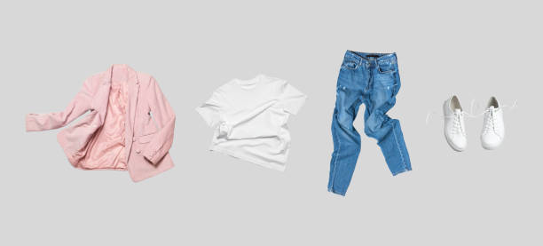 белая летающая хлопчатобумажная футболка, синие джинсы, белые кожаные кроссовки, модная розовая куртка-блейзер, изолированная на сером фон - предмет одежды стоковые фото и изображения
