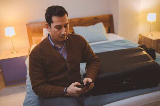 un homme qui fait ses valises pour un voyage - vanity business business person men photos et images de collection