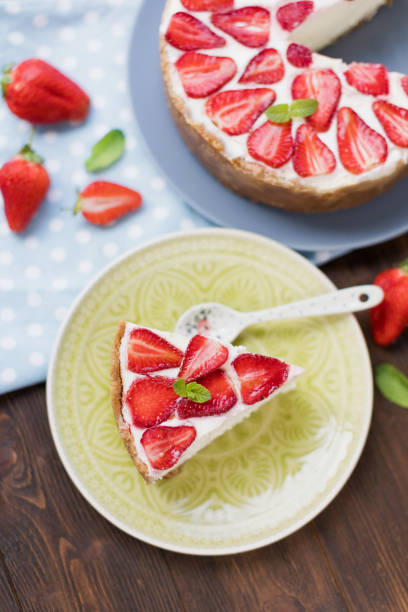 新鮮なイチゴとミントのチーズケーキ - strawberry cheesecake ストックフォトと画像