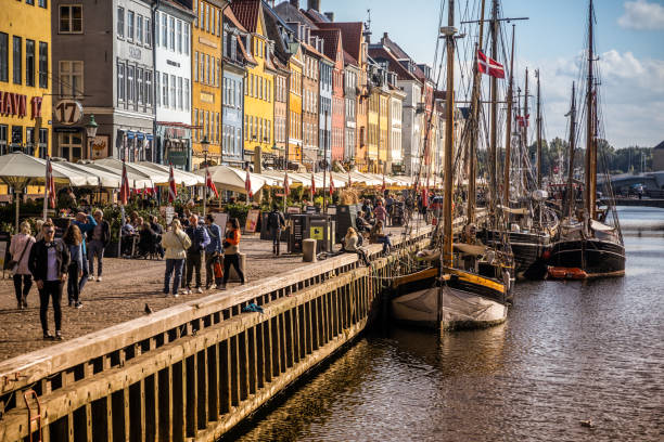 passerella nyhavn, copenaghen - nyhavn canal foto e immagini stock