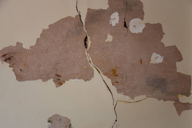 istock cracked indoors wall due to moisture damage 1386056090