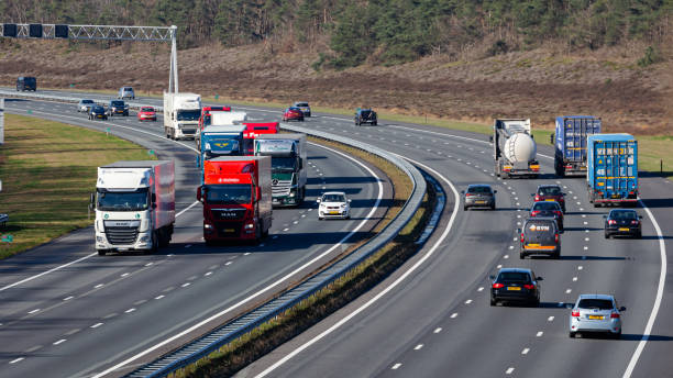 리센의 a1 고속도로주간 교통 - crash barrier 이미지 뉴스 사진 이미지