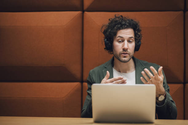 jeune homme séduisant expliquant une nouvelle stratégie d’entreprise lors d’une réunion par appel vidéo - interview meeting business women photos et images de collection