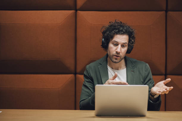 un jeune homme d’affaires séduisant explique une nouvelle stratégie lors d’une réunion par appel vidéo - interview meeting business women photos et images de collection