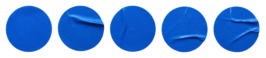 Etiqueta adhesiva de papel redondo azul aislada sobre fondo blanco photo