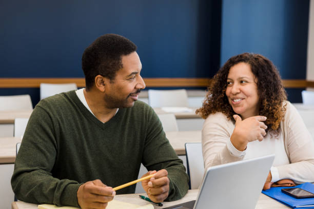 sourires et discussions en couple avant le cours du soir - citizens photos et images de collection