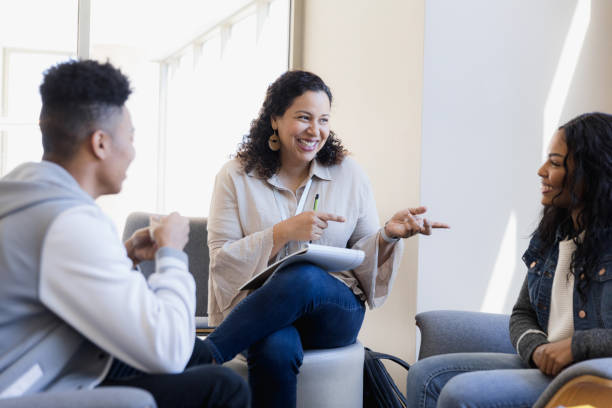 une conseillère d’orientation a de bonnes nouvelles pour les adolescents - spanish culture couple family latin american and hispanic ethnicity photos et images de collection