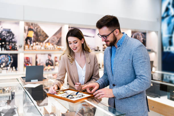 geschäftsmann im juweliergeschäft - jewelry shopping store diamond stock-fotos und bilder