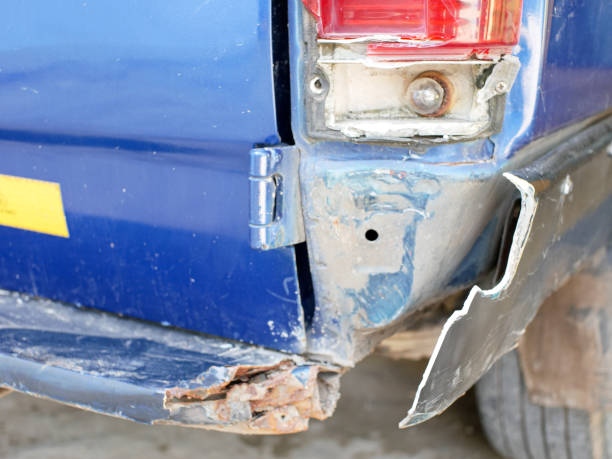 car body after crash. rear bumper after an accident - fender bender imagens e fotografias de stock