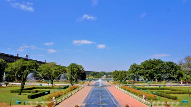 mysore, karnataka, inde-12 février 2022: belle vue sur le paysage des jardins de brindavan. lieu de pique-nique parfait ou porte d’entrée de week-end pour les habitants de bangalore, mysore - wodeyar photos et images de collection