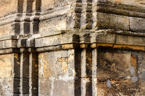 photo texture of old and cracked stone corner. - corner stone wall brick imagens e fotografias de stock