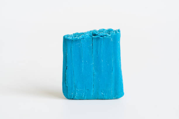 savon sec bleu avec des fissures sur fond isolé blanc - bar of soap photos et images de collection