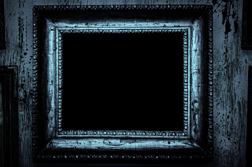 Aterrador horror embrujado marco negro en la pared. photo