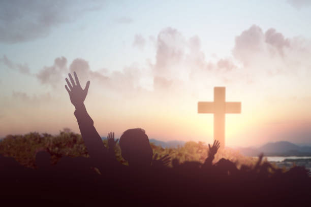 기독교 십자가를 보는 사람들의 실루엣 - applauding cross cross shape jesus christ 뉴스 사진 이미지