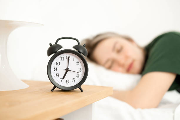 집에서 침실에서 백인 여성과 알람 시계. circadian 리듬을 최적화하는 개념, 완전하고 전체적인 휴식. - biological clock 뉴스 사진 이미지