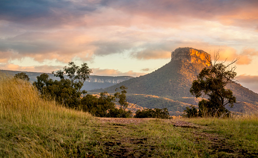 Pantoneys Crown  is an isolated, flat-topped mesa rising from the floor of the Capertee Valley