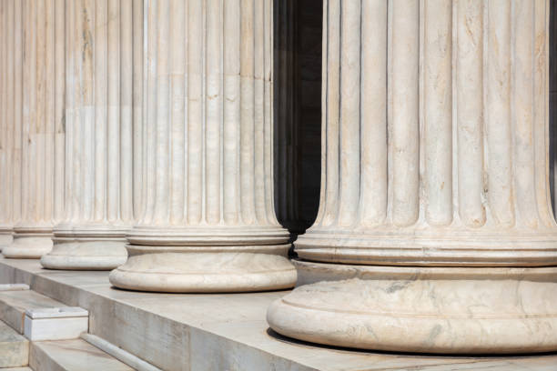 pilastro e scala in marmo bianco. colonna greca classica antica, dettaglio architettonico. primo piano - colonna naturale foto e immagini stock