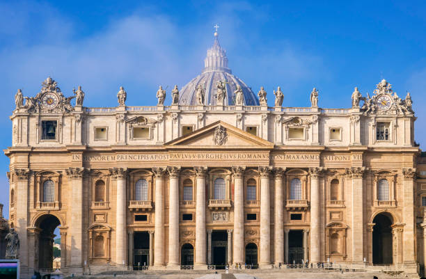 una coltre di nebbia avvolge la cupola della basilica di san pietro nel cuore storico di roma - ancient rome text latin script roman foto e immagini stock