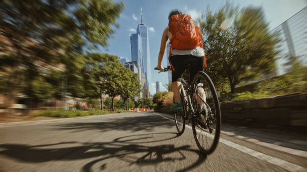 urlaub in den usa: pov rennrad in manhattan, new york - brooklyn bridge movie famous place people stock-fotos und bilder