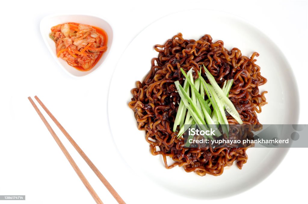 Mie Instan Jajangmyeon Dengan Saus Kacang Hitam Di Piring Putih Mie