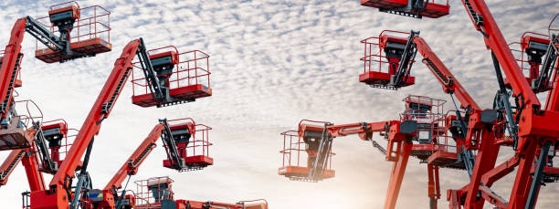 Articulated boom lift. Aerial platform lift. Telescopic boom lift against blue sky. Mobile construction crane for rent and sale. Maintenance and repair hydraulic boom lift service. Crane dealership. elevación articulada de la pluma. ascensor de plataforma aérea. elevación telescópica de la pluma contra el cielo azul. grúa de construcción móvil en alquiler y venta. servicio de mantenimiento y reparación de elevación de la pluma hidráulica. co