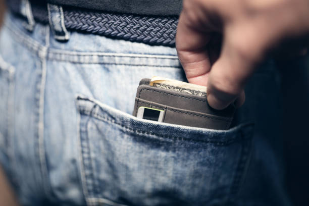 kieszonkowiec kradną portfel z tylnej kieszeni dżinsów - pickpocketing zdjęcia i obrazy z banku zdjęć