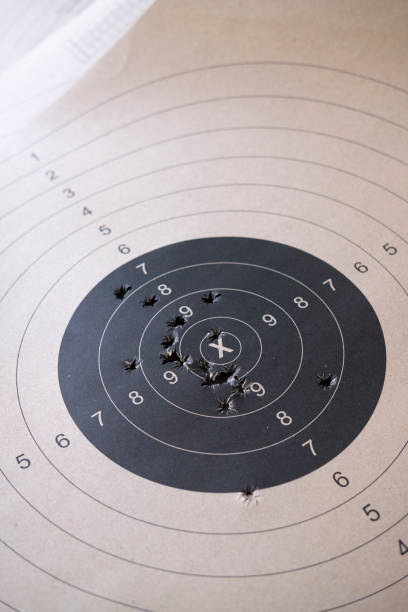 총알 구멍황소 눈 대상, 총알 구멍과 연습 사격 범위 대상 - bullet hole target target shooting bulls eye 뉴스 사진 이미지