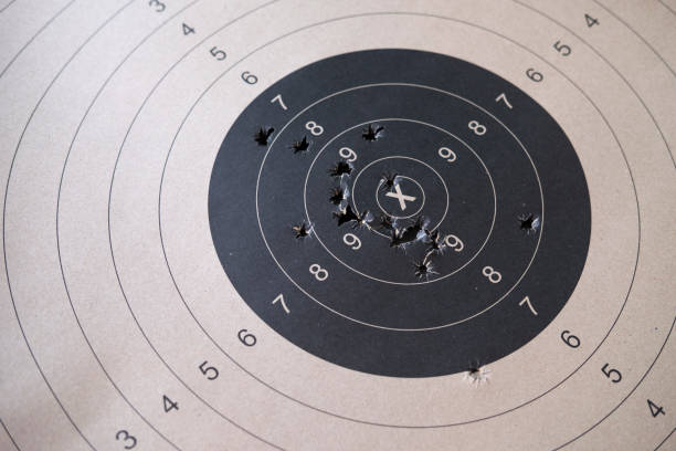 zielsetzung mit ziel, zielsetzung und planungskonzept, bull-eye-ziel mit bullet hole - bullet hole target target shooting bulls eye stock-fotos und bilder